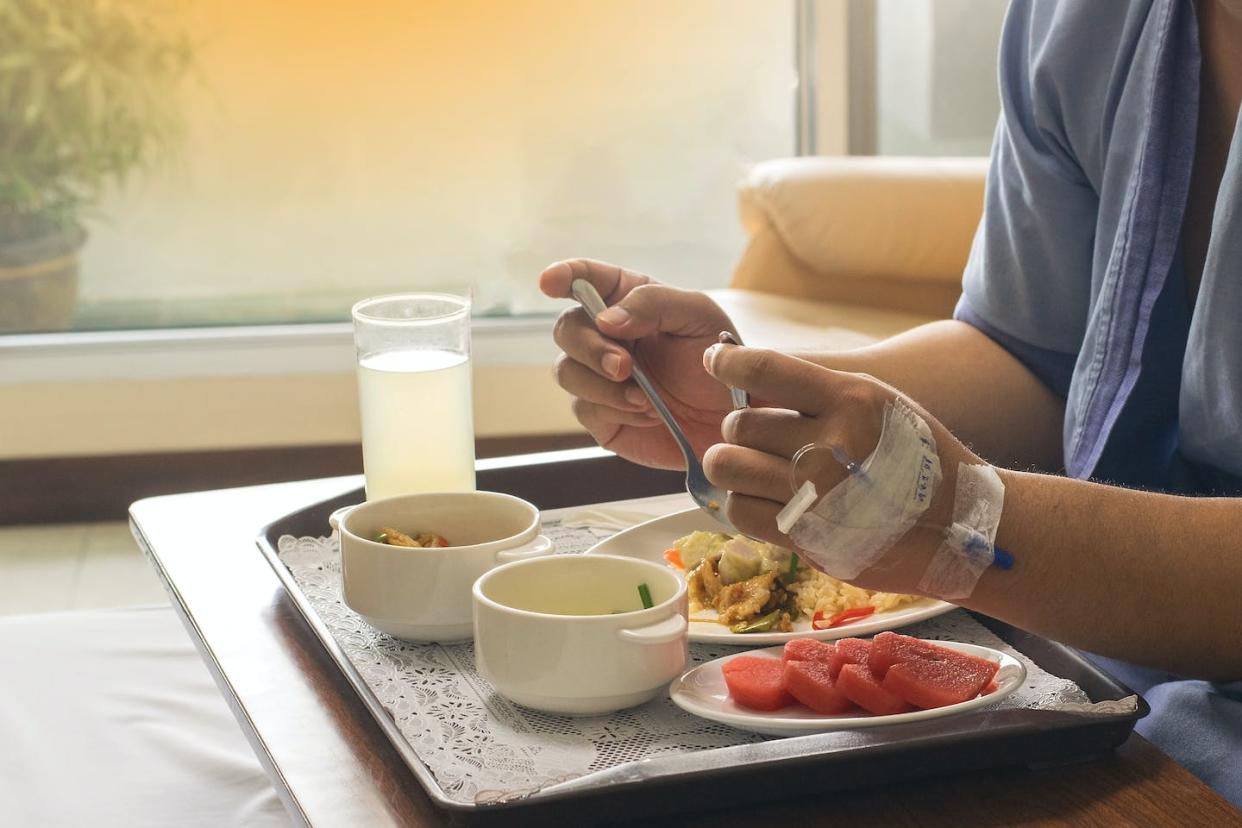 <a href="https://www.shutterstock.com/es/image-photo/man-patient-hands-eating-hospital-food-702669055" rel="nofollow noopener" target="_blank" data-ylk="slk:Shutterstock / Unchalee Khun;elm:context_link;itc:0;sec:content-canvas" class="link ">Shutterstock / Unchalee Khun</a>