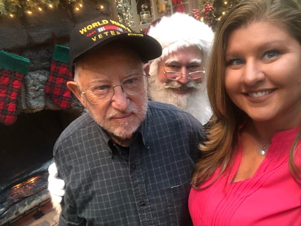 Mall Santa Claus Honors WWII Vet to Thank Him for His Service