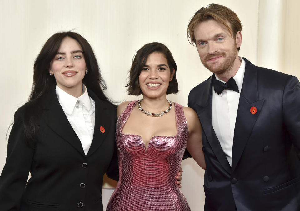 Billie Eilish, de izquierda a derecha, America Ferrera y Finneas O'Connell llegan a los Oscar el domingo 10 de marzo de 2024, en el Teatro Dolby en Los Ángeles. (Foto Richard Shotwell/Invision/AP)