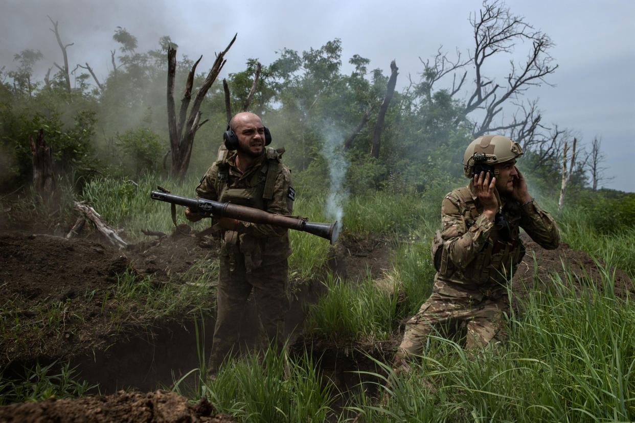 Soldados de la 28.° Brigada Mecanizada, desplegados varios kilómetros al sur de Bajmut, Ucrania, disparan un RPG hacia posiciones rusas, el 10 de junio de 2023. (Tyler Hicks/The New York Times).