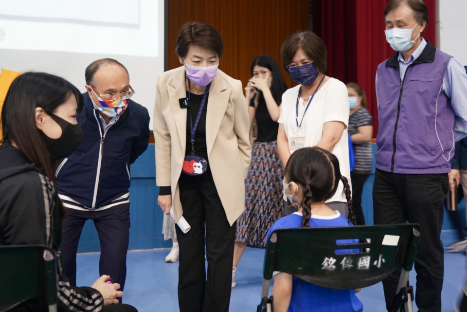 北市校園BNT疫苗開打首日，黃珊珊副市長與教育局曾燦金局長到銘傳國小關心施打情況