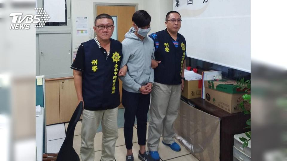 警方逮獲逃亡5天的馬來西亞蔡姓男車手（中）。圖／中央社