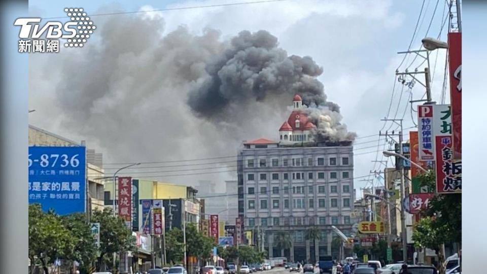 梧棲新天地火警濃煙不斷。（圖／TVBS）