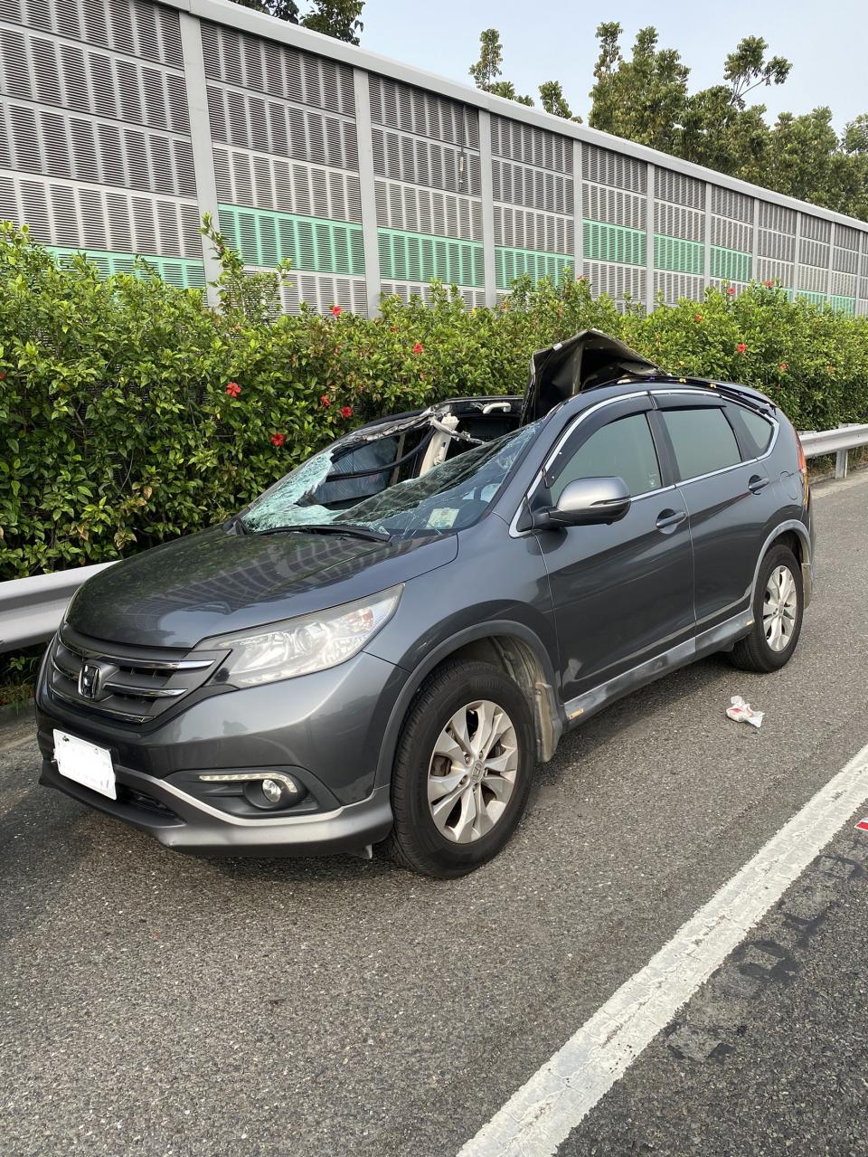 輪胎砸中休旅車的副駕駛座，造成女乘客當場慘死。（圖／東森新聞）