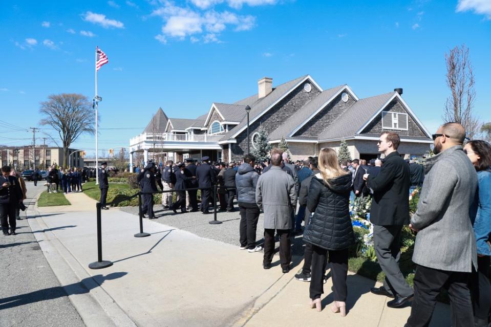 Mourners lining up outside the Massapequa Funeral Home in remembrance of slain NYPD officer Jonathan Diller. Dennis A. Clark for NY Post