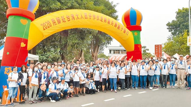 中國時報與百果山探索樂園17日舉辦「用腳旺台灣」大人囝仔作伙走與龍共舞親子健行，吸引上千親子參與。（吳敏菁攝）