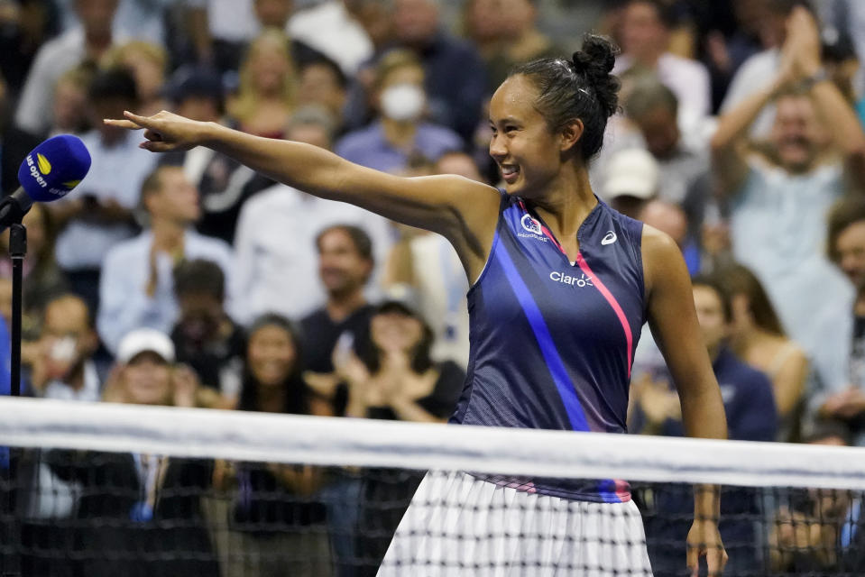 La canadiense Leylah Fernández festeja luego de imponerse a la bielorrusa Aryna Sabalenka en la semifinal del Abierto de Estados Unidos, el jueves 9 de septiembre de 2021 (AP Foto/Elise Amendola)