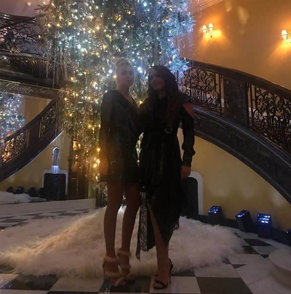 <p>Wer stellt seinen Baum schon auf den Boden?! Der neueste Trend besagt, dass der Baum an die Decke gehängt wird – zumindest in der Welt von Tamara Ecclestone. (Foto: Instagram, Tamara Ecclestone) </p>