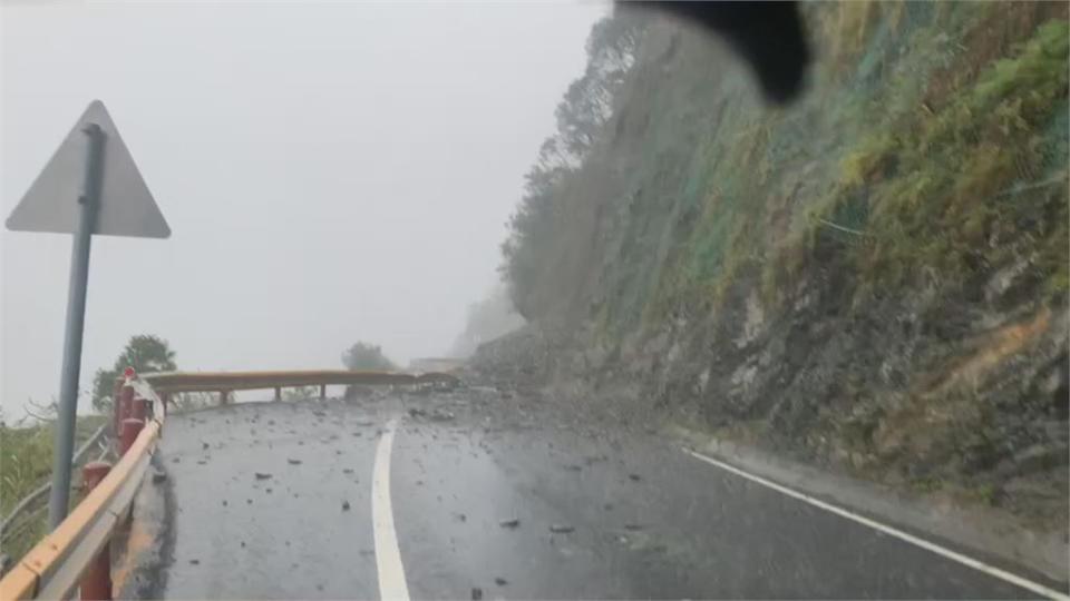 連夜暴雨泥流淹馬路 水深及膝警消抱童背老涉水