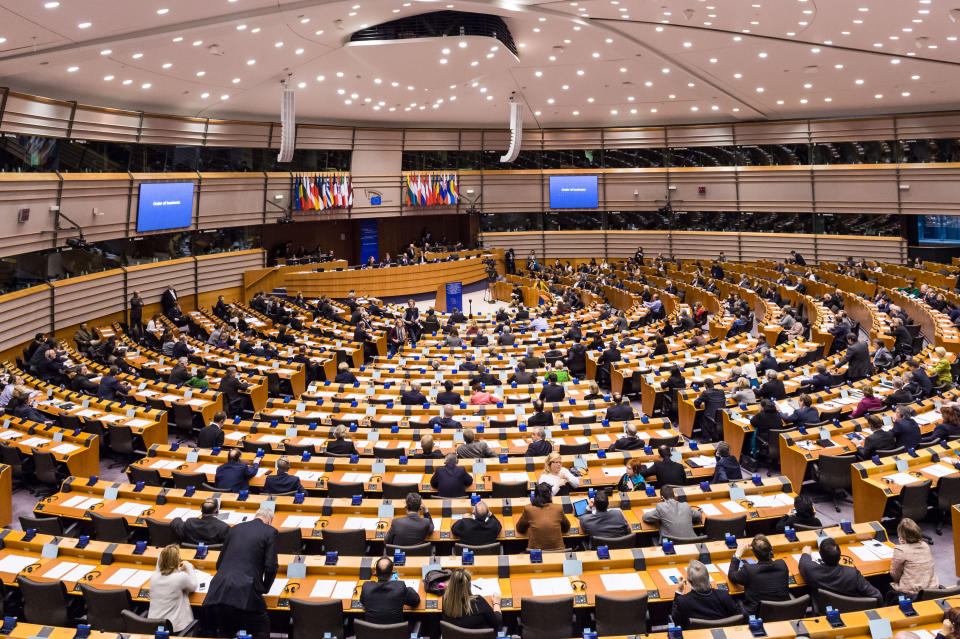El nuevo Parlamento Europeo estará más fragmentado. (AP Foto/Geert Vanden Wijngaert)