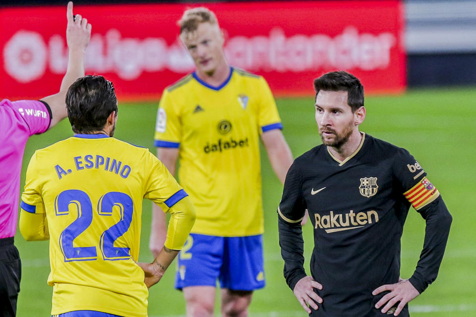 El argentino Lionel Messi, del Barcelona, se lleva las manos a la cintura durante la derrota ante Cádiz, el sábado 5 de diciembre de 2020, en La Liga española (AP Foto/Alvaro Rivero)