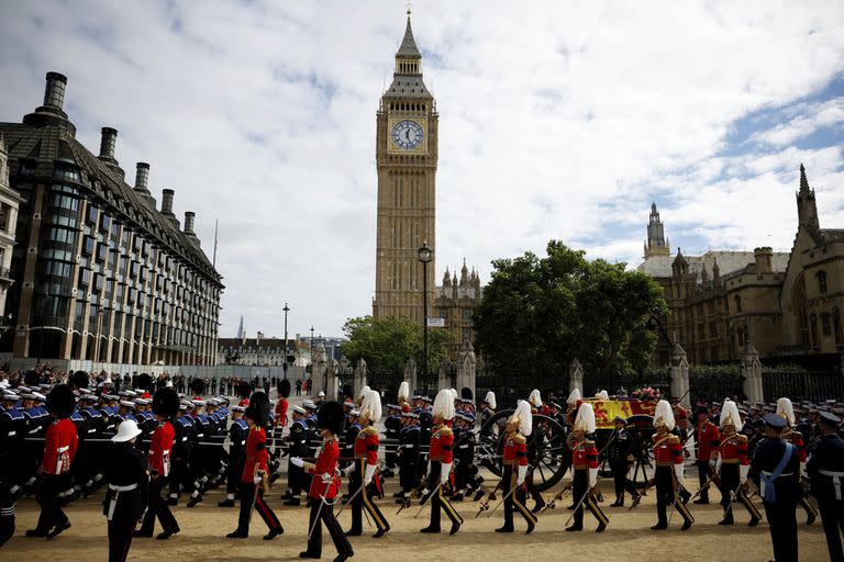 El ataúd de la reina Isabel II pasa frente al Big Ben