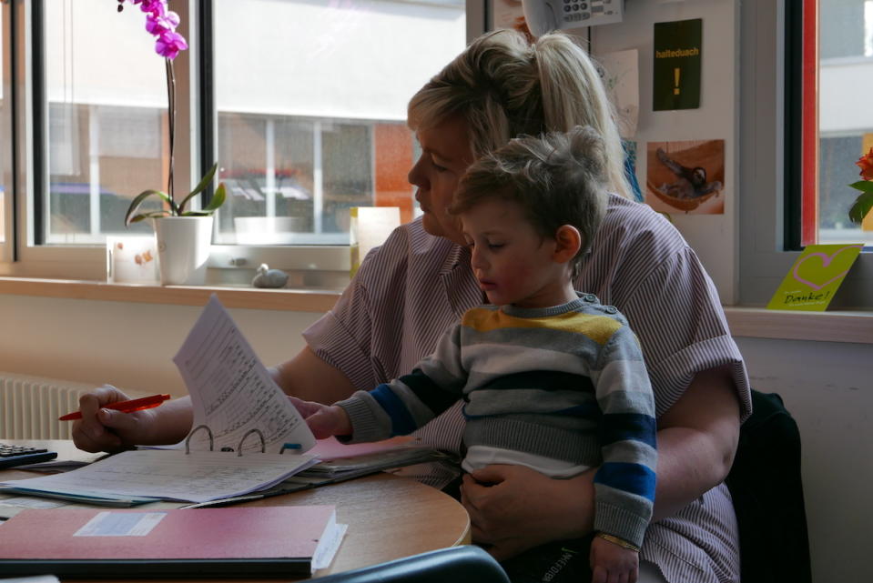 Ein Kind sitzt in der Kinder- und Jugendklinik auf dem Schoß einer Schwester. (Bild: Zorro Film)