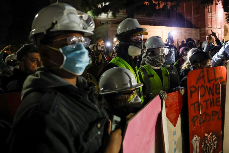 Los estudiantes propalestinos se mantienen firmes después de que la policía irrumpiera en su campamento en el campus de la Universidad de California, Los Ángeles (UCLA) 