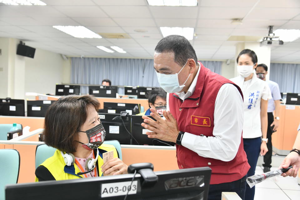 新北市校園防疫專案辦公室支援高中以下學校及幼兒園解決校園防疫問題，市長市長侯友宜十三日前往視察運作情形，感謝第一線防疫人員辛勞。(新北市政府提供)