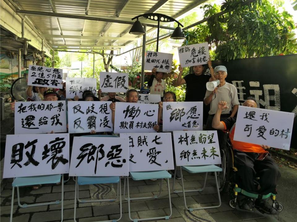 雲林縣林內鄉民因不滿鄉長劉姿言施政，提出罷免案已通過第1階段審查，將展開第2階段連署，28日20餘名民眾參加「罷免林內鄉第19屆鄉長劉姿言」記者會，呼籲大家踴躍連署。（張朝欣攝）