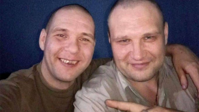  馬利舍夫(左)在前往烏克蘭作戰後，與另一名罪犯馬斯連尼科夫成為好友，拍攝兩人的合照上傳至社交媒體。 圖：翻攝自 @TotemT83439 X 帳號 