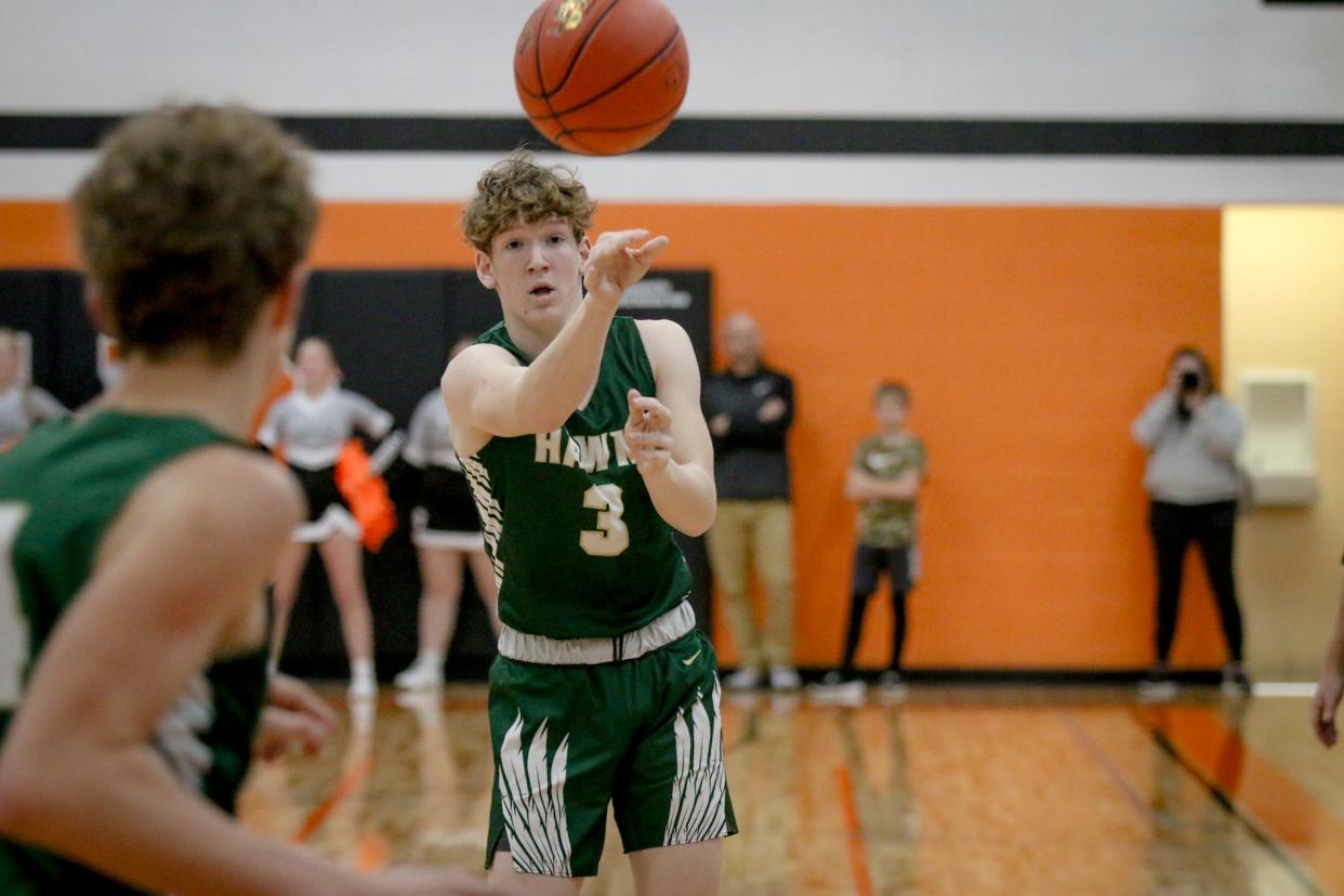 Chandler Drake (3) sets up Bryan Jesse at the perimeter on Friday, Dec. 8, 2023, in Madrid.