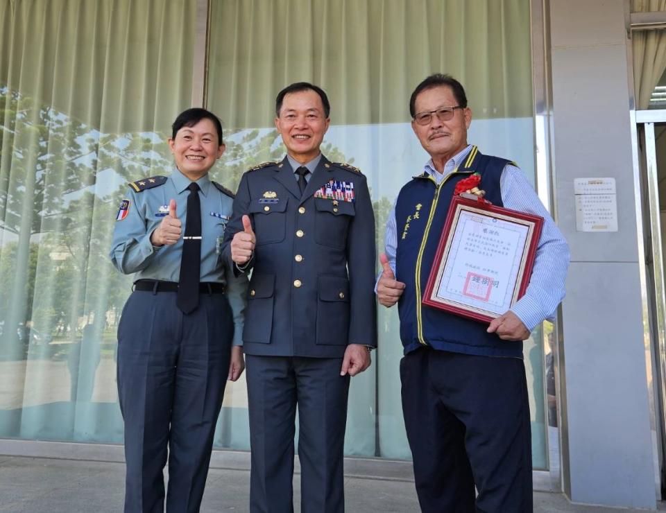 台南市後備之友會會長蔡登雲（右）領獎後與陸軍司令鍾樹明（中）、政戰主任陳育琳（左）合影。（蔡登雲提供）