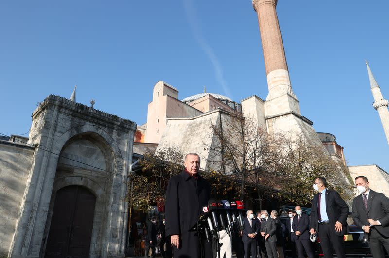 MACRON EST "UN FARDEAU POUR LA FRANCE", LANCE ERDOGAN