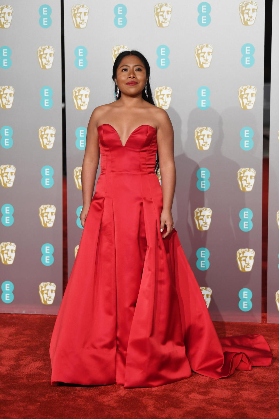 <p>‘Roma’ se llevó el BAFTA a la Mejor Película, pero su protagonista no pudo brillar en la alfombra roja por culpa de un diseño de Alberta Ferretti que no le favorecía. (Foto: Neil Hallm / EFE / EPA). </p>