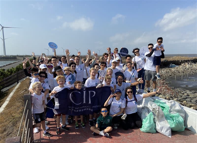 CIP在地化推動不遺餘力，積極參與公共事務，與地方建立深厚情誼。圖為CIP員工攜家帶眷參加彰化淨灘活動。(圖／CIP提供)