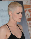 <p>Kristen apareció con su cabeza rapada y decolorada en un atuendo negro. FilmMagic </p>