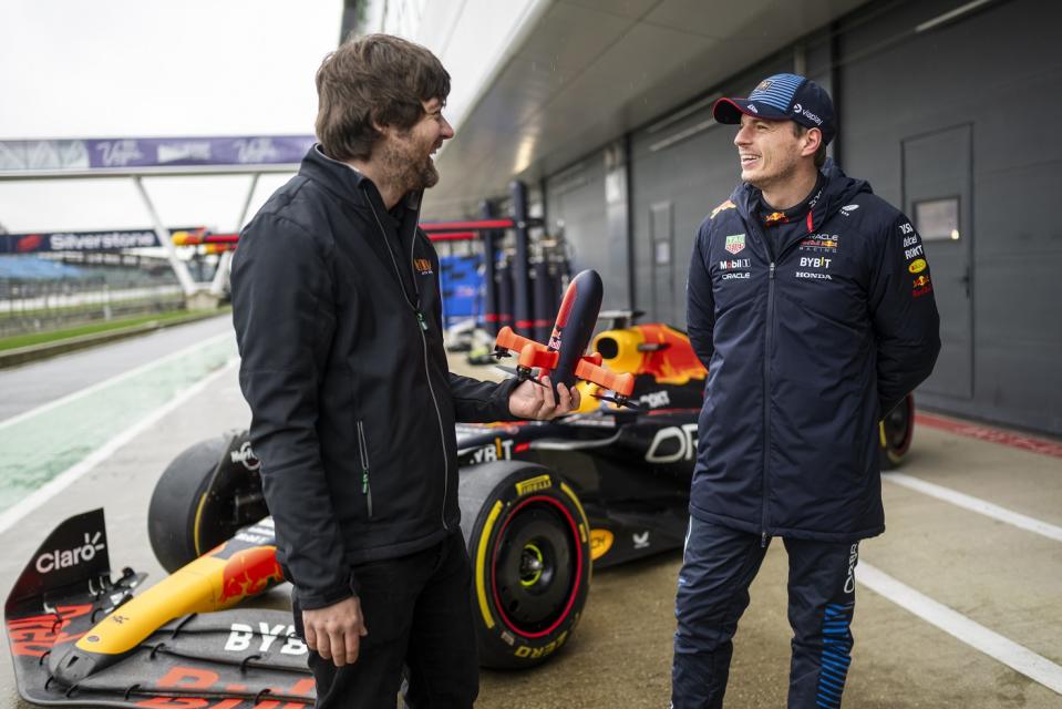 衛冕世界冠軍車手Max-Verstappen（右）與穿越機飛手Shaggy-FPV討論穿越機技術