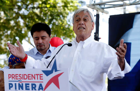 Chilean presidential candidate Sebastian Pinera speaks and takes part in a campaign rally in Santiago, Chile November 17, 2017. REUTERS/Rodrigo Garrido