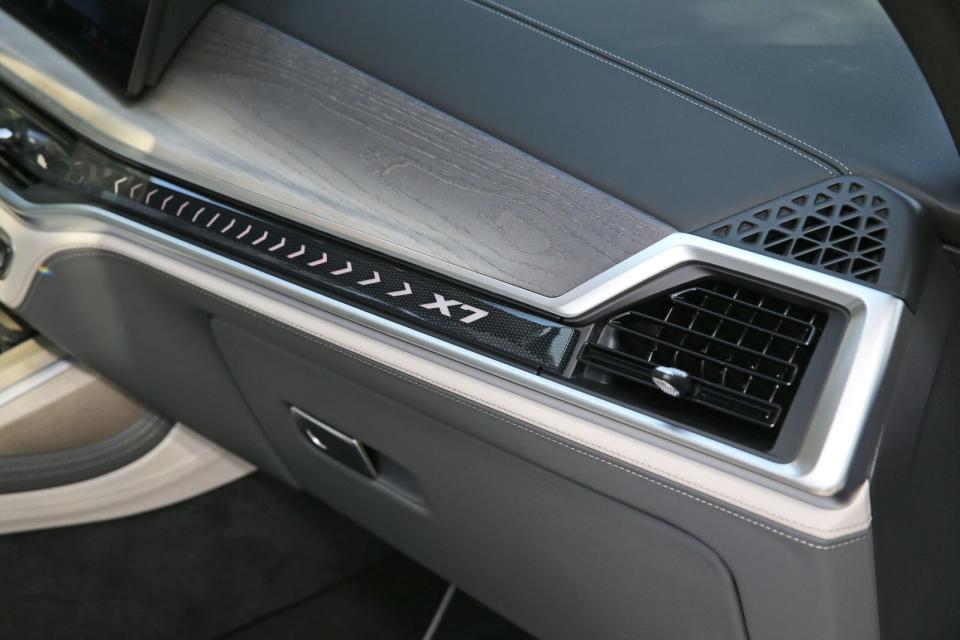 控台飾板加入X7車型字樣作為裝飾點綴，還可配合車室氛圍燈連動改變背光顏色。
