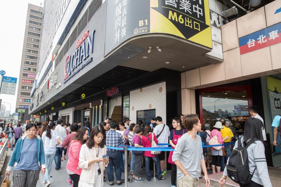 4月21日開幕的新加坡油雞飯麵「了凡」，開店以來人潮不斷，排隊至少要等上2至3個小時。
