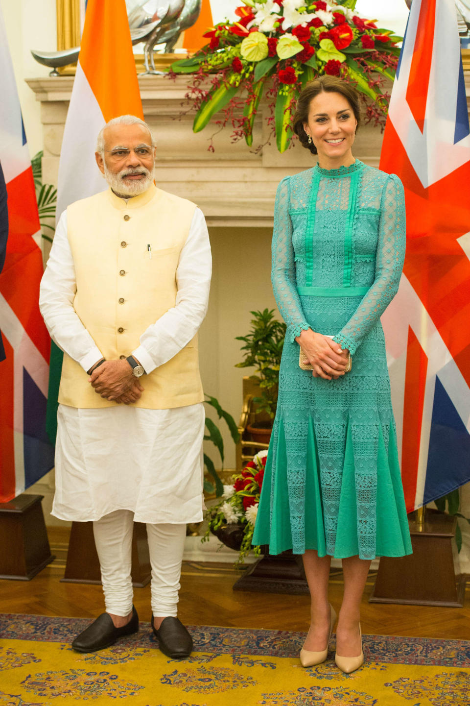 <p>Aquí la vemos con el primer ministro de la India vestida con un diseño ganador de Temperley London. ¡Menudo acierto! (Foto: Gtres). </p>