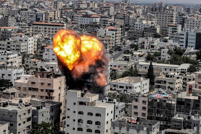 Una bola de fuego este sábado sobre un edificio de la ciudad de Gaza, como resultado de un ataque israelí