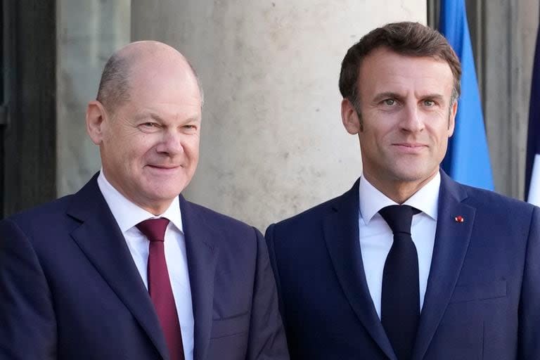 El presidente de Francia, Emmanuel Macron, a la derecha, recibe al canciller de Alemania, Olaf Scholz, en el Palacio del Elíseo, en París, el 26 de octubre de 2022.