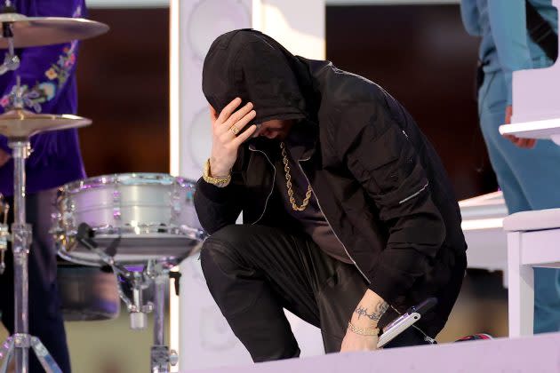 Eminem Honors Colin Kaepernick With Kneel During Super Bowl Halftime –  Hollywood Life