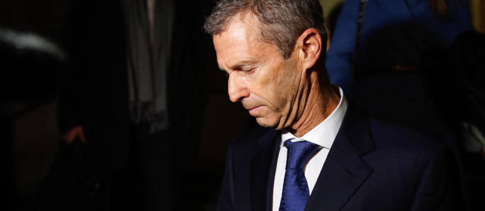 Le magnat des mines Beny Steinmetz quittant le tribunal de Genève après la lecture du verdict le condamnant à cinq ans de prison ferme.
