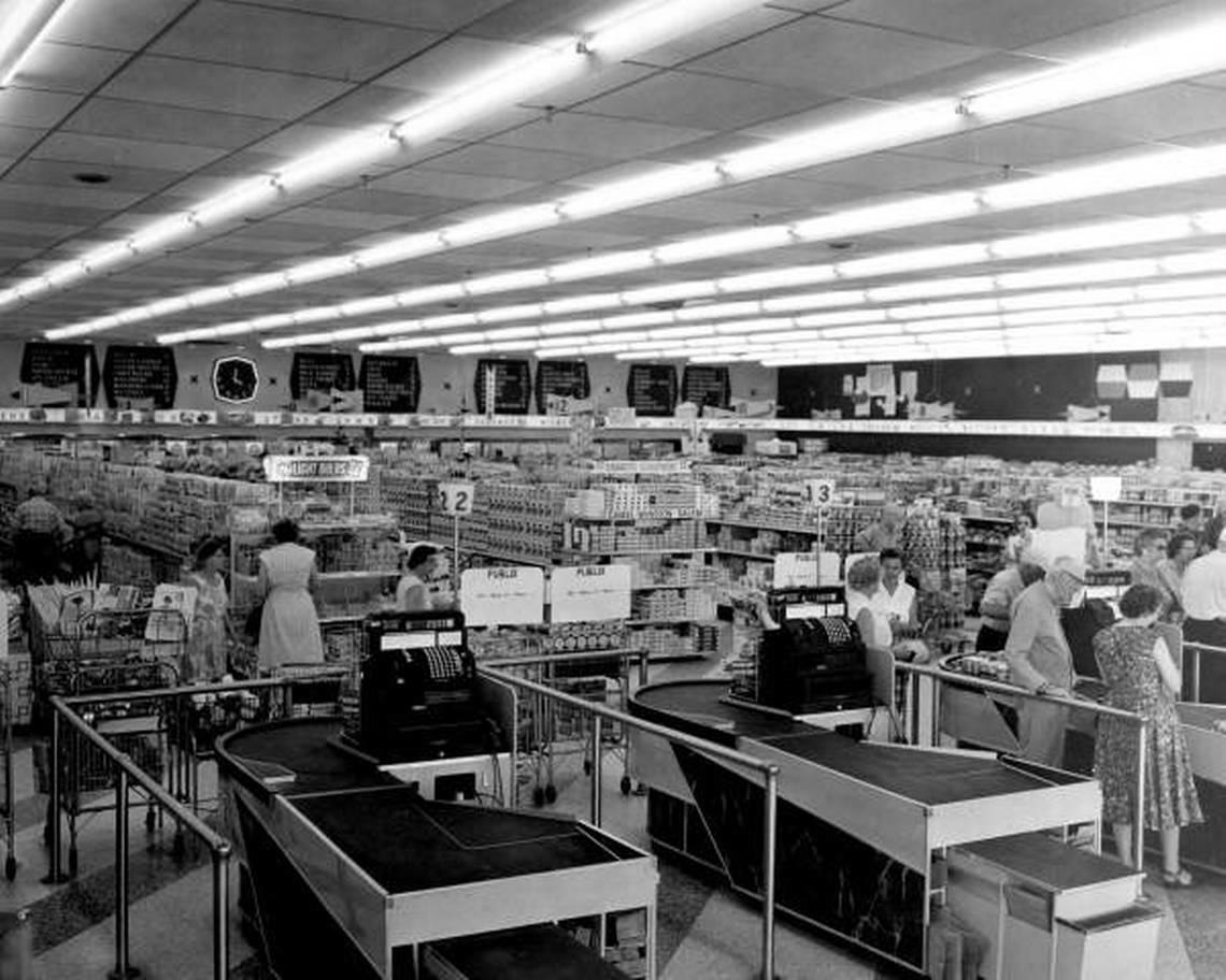 The checkout lines of a St. Petersburg Publix in 1961. State Archives of Florida, Florida Memory