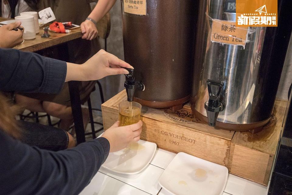 飲品無凍飲，但有檸檬水、熱茶和自家煲製的涼茶，涼茶會隨天氣更換款式，好貼心！