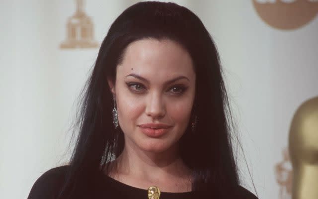 E366362 35: Angelina Jolie poses with her Oscar for Best Supporting Actress at the 72nd Annual Academy Awards March 26, 2000 in Los Angeles, CA. (Photo by David McNew)