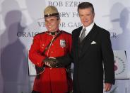 Actor and honouree Alan Thicke shakes hands with a Royal Canadian Mounted Police officer during Canada's Walk of Fame induction ceremonies in Toronto, September 21, 2013. REUTERS/Mark Blinch (CANADA - Tags: ENTERTAINMENT)