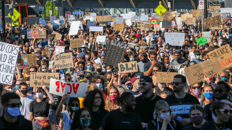 Miles de manifestantes marchan desde el centro de la ciudad hasta el lugar del arresto de George Floyd, muerto bajo custodia policial en Minneapolis, Minnesota, EEUU, el 5 de junio de 2020. REUTERS/Eric Miller