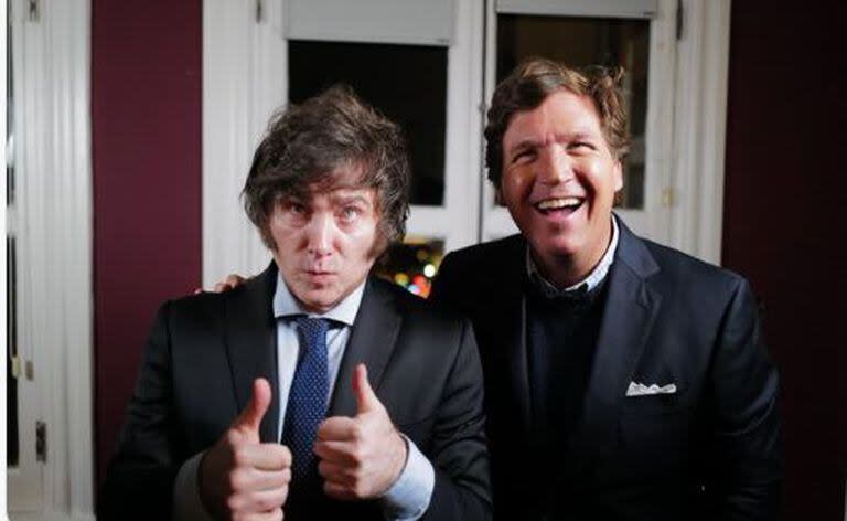 Javier Milei junto a Tucker Carlson en su entrevista post elecciones primarias en 2023