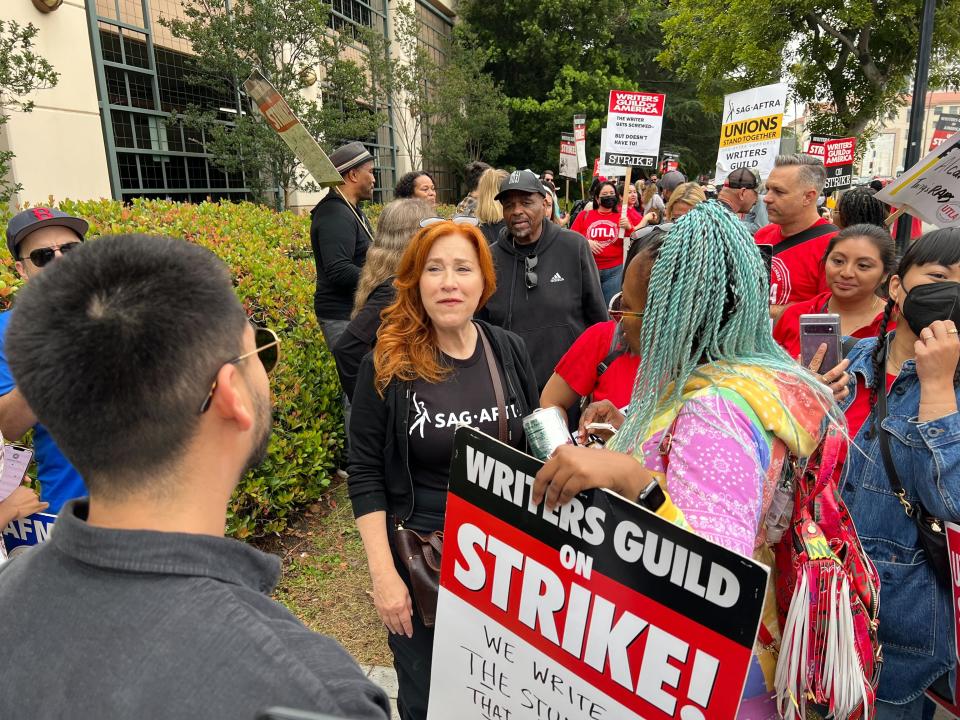 Lisa Ann Walter giving a lesson in class outside Warner Bros today (Rosy Cordero/Deadline)