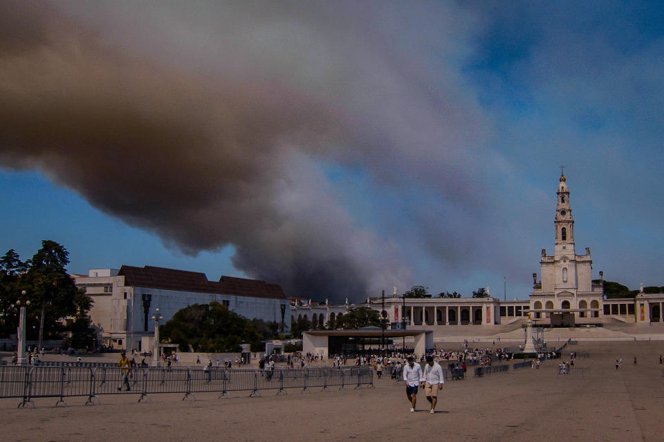 Une colonne de fumée s’élève au-dessus du sanctuaire de Notre-Dame de Fatima, après qu’un incendie se soit déclaré à Fatima le 5 août 2023.