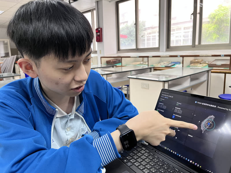 復旦高中生林睿與團隊研發地震速報App（2） 桃園市復旦高中學生林睿（圖）與團隊成員合作開發 能預警地震的App「DPIP災害天氣與地震速報」，林 睿26日受訪介紹App功能，可根據民眾預設所在地推 估地震抵達時間及搖晃大小，以增加反應時間。 中央社記者葉臻攝  113年4月26日 
