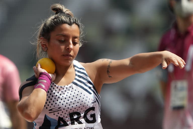 Antonella Ruiz Díaz prepara uno de sus tiros en los Juegos Paralímpicos 2020; con un récord personal, obtuvo la medalla de bronce.