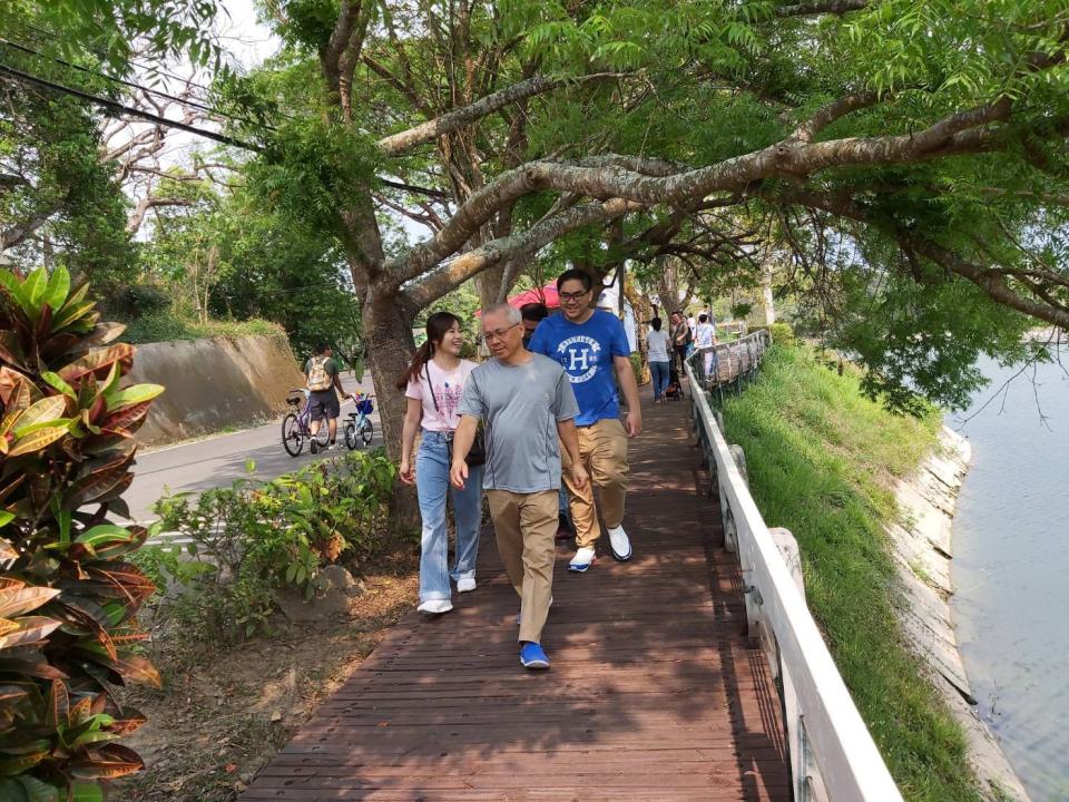 虎頭埤風景區、德元埤、葫蘆埤、烏山頭水庫等風景區連假湧入大量遊客，台南市府呼籲郊遊也要保持社交距離。   圖：台南市觀旅局／提供