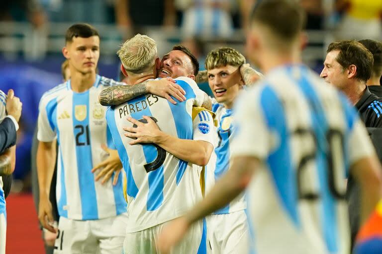 El abrazo de Messi con Paredes tras la Final de la Copa América 2024
