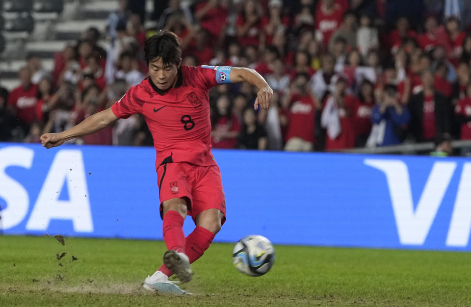 Lee Seung-won de Corea del Sur anota de penal ek empata ante Italia en semifinales del Mundial Sub20 en el estadio Diego Maradona de La Plata, Argentina, jueves 8 junio, 2023. (AP Foto/Natacha Pisarenko)