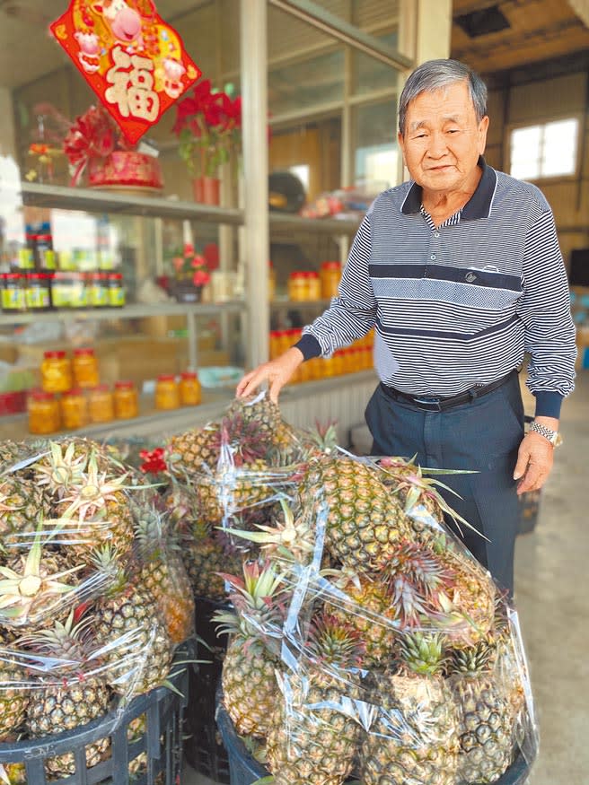 關廟鳳梨大盤商吳吉雄26日憂心鳳梨無法銷往大陸，不只損失是天文數字，外銷不出去的鳳梨囤在國內，價格崩盤不說，怕是只能拿去填海。（曹婷婷攝）